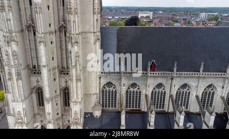 MECHELEN, Malines, Anvers, BELGIQUE, mai 16, 2022, détail de la façade de la tour et du toit de la cathédrale Saint-Rumbold vu du sud depuis le dessus, vue aérienne sur les drones, à Mechelen, Belgique. . Photo de haute qualité Banque D'Images