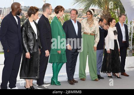 17 mai 2022, Cannes, Côte d'Azur, France : (G-D) LADJ LY, JASMINE TRINCA, JOACHIM TRÈVES, REBECCA HALL, VINCENT LINDON, DEEPIKA PADUKONE, ASHGAR FARHADI, NOOMI RAPACE et JEFF NICHOLS assistent à la séance photo du jury de sélection officielle au cours du Festival de Cannes 75th annuel (photo : © Mickael Chavet/ZUMA Press Wire) Banque D'Images