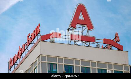 Minsk, Bélarus - 25 mars 2022 : alfa Bank. Un panneau sur un immeuble de bureaux Banque D'Images