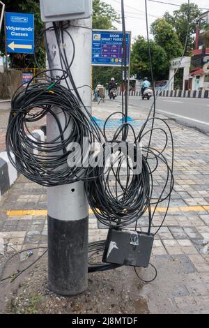 5th juillet 2020. Uttarakhand, Inde. Poteaux électriques avec câbles surpeuplés et boîte de distribution en Inde. Banque D'Images