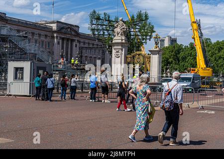 Londres, Royaume-Uni, 17 mai 2022. Une installation de célébration d'« arbre d'arbres », conçue par Heatherwick Studio, installée à l' extérieur des portes de Buckingham Palace à Londres, prend forme . S’élevant à 21 mètres (près de 70 pieds), les travaux présenteront 350 pots en aluminium, chacun accueillant un jeune arbre indigène comme une sculpture singulière qui devrait être temporairement installée dans le cadre du Jubilé de platine de la reine Elizabeth II pendant la fin de semaine du 2nd juin — 4th crédit. amer ghazzal/Alamy Live News Banque D'Images