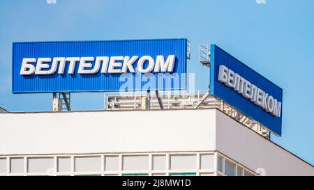 Minsk, Bélarus - 25 mars 2022 : BELTELECOM. Le signe de l'opérateur de télécommunications d'État du Bélarus sur le bâtiment de bureau Banque D'Images
