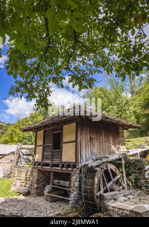 Moulin à eau appelé Dolapkinya dans le complexe architectural et ethnographique d'Etar près de la ville de Gabrovo, dans le nord de la Bulgarie Banque D'Images