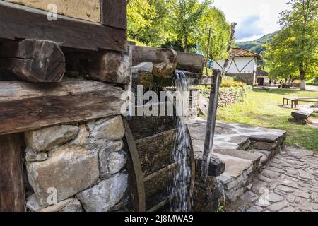 Moulin à eau appelé Dolapkinya dans le complexe architectural et ethnographique d'Etar près de la ville de Gabrovo, dans le nord de la Bulgarie Banque D'Images