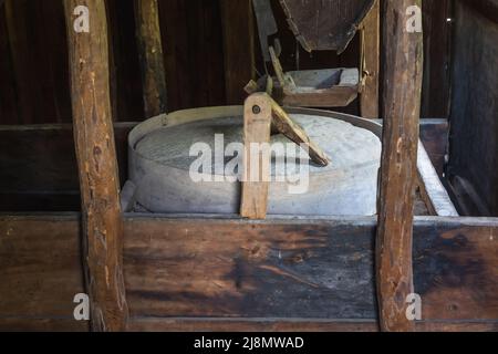 Moulin à eau appelé Dolapkinya dans le complexe architectural et ethnographique d'Etar près de la ville de Gabrovo, dans le nord de la Bulgarie Banque D'Images