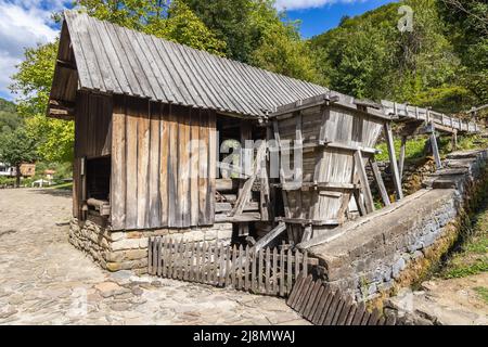 Scierie appelée Strujnya pour scier des planches et des planches dans le complexe architectural et ethnographique d'Etar, près de la ville de Gabrovo, dans le nord de la Bulgarie Banque D'Images