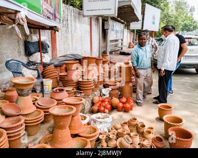 26th juin 2020. Dehradun, Uttarakhand, Inde. Un stand de bord de route vendant une variété de pots de terre ou de pots d'argile aux clients. Banque D'Images