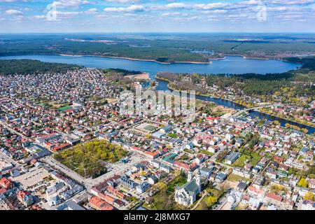 Ville d'Augustow par la rivière Netta et le paysage aérien du lac de Necko Banque D'Images