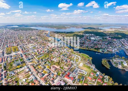 Ville d'Augustow par la rivière Netta et le paysage aérien du lac de Necko Banque D'Images