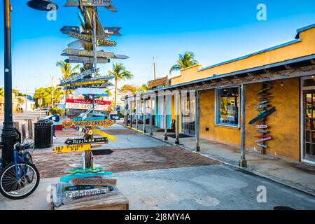 Key West distance Marker et vue colorée sur la rue, Florida Keys, États-Unis d'Amérique Banque D'Images