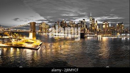 New York City lumière dorée sur fond noir et blanc vue panoramique, pont de Brooklyn, États-Unis d'Amérique Banque D'Images