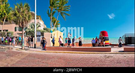 Key West, Florida, USA, mars 30 2022 : le marqueur Key West est le point le plus au sud sur le continent américain et la distance jusqu'à Cuba, Floride, USA. Célèbre pour Banque D'Images