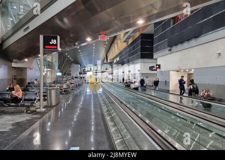 1 2022 avril, Miami, Floride, États-Unis - vue sur l'aire d'attente de la porte de l'aéroport international de Miami. MIA. L'aéroport de Miami est très fréquenté en Floride, aux États-Unis Banque D'Images