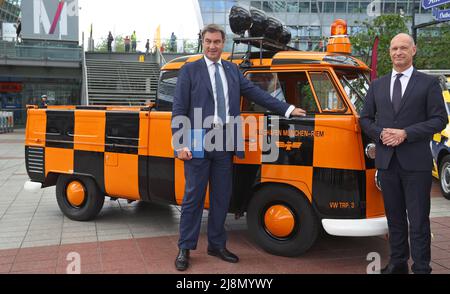 Munich, Allemagne. 17th mai 2022. Markus Söder (CSU), ministre-président bavarois, se trouve devant un tablier historique dans le centre de l'aéroport de Munich à l'aéroport Franz Josef Strauß de Munich, avec Jost Lammers (r), président-directeur général de Flughafen München GmbH. Credit: Karl-Josef Hildenbrand/dpa/Alay Live News Banque D'Images