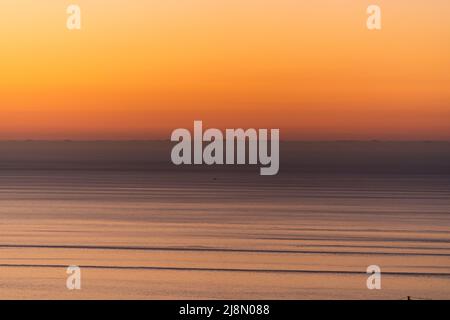 Lever de soleil en hiver, lumière dorée sur la mer Méditerranée. Benalmadena, Costa del sol, Espagne Banque D'Images