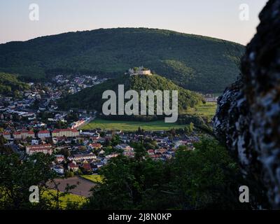 Vue sur Hainburg an der Donau avec les ruines du château sur une colline verdoyante en basse-Autriche Banque D'Images