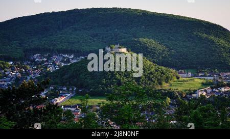 Vue de Hainburg an der Donau, Autriche, avec des ruines de château sur une colline verdoyante et paysage de campagne pittoresque. Banque D'Images
