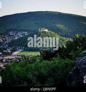 Vue sur Hainburg an der Donau avec les ruines du château sur une colline verdoyante en basse-Autriche Banque D'Images