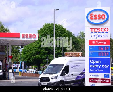 Manchester, Royaume-Uni, 17th mai 2022. Une station essence de Tesco à Manchester, au Royaume-Uni. Le RAC a déclaré, le 16th mai 2022, que le prix moyen d'un litre de diesel a atteint un nouveau record à 180,29p. Le prix de l'essence est également proche du record de 167,30p en mars 2022. Le RAC a suggéré que le Royaume-Uni réduise la TVA sur le carburant. Le 18th mai, les chiffres d'avril de l'inflation au Royaume-Uni seront publiés et certains économistes prévoient qu'elle va atteindre 9%. Crédit : Terry Waller/Alay Live News Banque D'Images