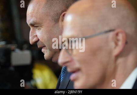 Hambourg, Allemagne. 17th mai 2022. Peter Tschentscher (r, SPD), premier maire de Hambourg, accueille M. Rumen Radev, Président de la République de Bulgarie, à l'hôtel de ville. Credit: Marcus Brandt/dpa/Alay Live News Banque D'Images