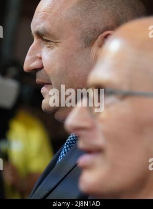 Hambourg, Allemagne. 17th mai 2022. Peter Tschentscher (r, SPD), premier maire de Hambourg, accueille M. Rumen Radev, Président de la République de Bulgarie, à l'hôtel de ville. Credit: Marcus Brandt/dpa/Alay Live News Banque D'Images
