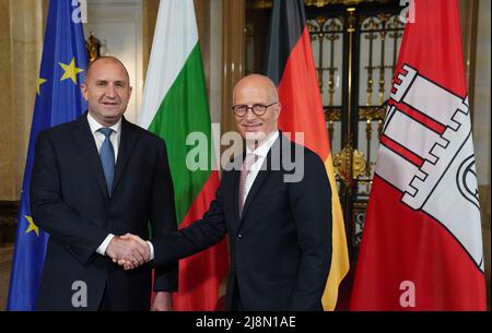 Hambourg, Allemagne. 17th mai 2022. Peter Tschentscher (r, SPD), premier maire de Hambourg, accueille M. Rumen Radev, Président de la République de Bulgarie, à l'hôtel de ville. Credit: Marcus Brandt/dpa/Alay Live News Banque D'Images