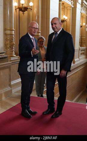 Hambourg, Allemagne. 17th mai 2022. Peter Tschentscher (l, SPD), premier maire de Hambourg, accueille M. Rumen Radev, Président de la République de Bulgarie, à l'hôtel de ville. Credit: Marcus Brandt/dpa/Alay Live News Banque D'Images