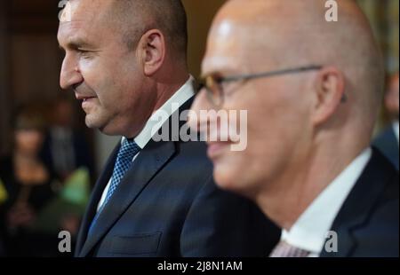 Hambourg, Allemagne. 17th mai 2022. Peter Tschentscher (r, SPD), premier maire de Hambourg, accueille M. Rumen Radev, Président de la République de Bulgarie, à l'hôtel de ville. Credit: Marcus Brandt/dpa/Alay Live News Banque D'Images