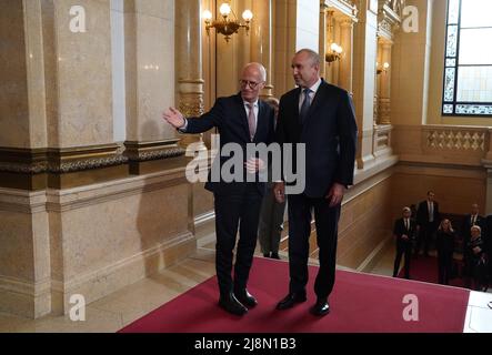 Hambourg, Allemagne. 17th mai 2022. Peter Tschentscher (l, SPD), premier maire de Hambourg, accueille M. Rumen Radev, Président de la République de Bulgarie, à l'hôtel de ville. Credit: Marcus Brandt/dpa/Alay Live News Banque D'Images