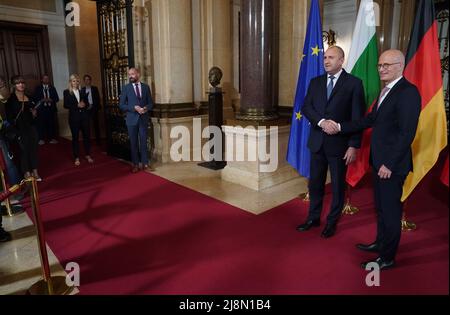 Hambourg, Allemagne. 17th mai 2022. Peter Tschentscher (r, SPD), premier maire de Hambourg, accueille M. Rumen Radev, Président de la République de Bulgarie, à l'hôtel de ville. Credit: Marcus Brandt/dpa/Alay Live News Banque D'Images