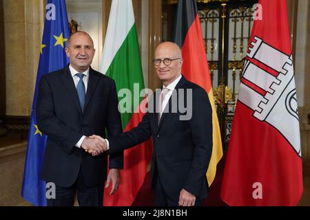 Hambourg, Allemagne. 17th mai 2022. Peter Tschentscher (r, SPD), premier maire de Hambourg, accueille M. Rumen Radev, Président de la République de Bulgarie, à l'hôtel de ville. Credit: Marcus Brandt/dpa/Alay Live News Banque D'Images