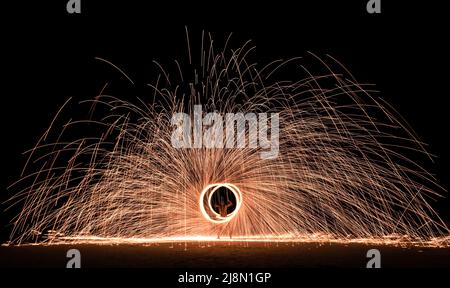 Feu de cheminée exécutant un spectacle incroyable de feu avec des étincelles dans la nuit - divertissement de la fête de pleine lune en thaïlande vie nocturne à la plage Banque D'Images