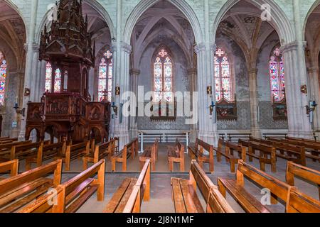CHÂTEAUNEUF SUR CHER, FRANCE, 09 AVRIL 2022 : intérieurs et détails architecturaux de la basilique notre-Dame des enfants Banque D'Images