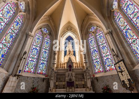 CHÂTEAUNEUF SUR CHER, FRANCE, 09 AVRIL 2022 : intérieurs et détails architecturaux de la basilique notre-Dame des enfants Banque D'Images