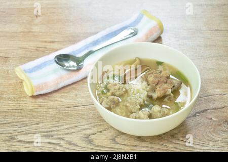 riz bouilli avec une soupe de porc hacher et d'os chauds sur le bol Banque D'Images