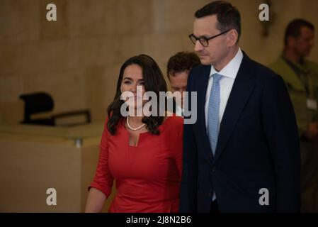 Varsovie, Varsovie, Pologne. 17th mai 2022. Le PM polonais MATEUSZ MORAWIECKI (R) souhaite la bienvenue au Président hongrois KATALIN NOVAK (L) à la Chancellerie du Premier ministre lors de la visite de Mme Novak en Pologne le 17 mai 2022 à Varsovie, en Pologne. (Image de crédit : © Aleksander Kalka/ZUMA Press Wire) Banque D'Images