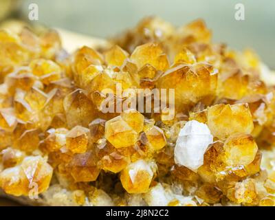 Échantillon brut de pierre en cristal de quartz. Citrine jaune cristaux de pierres géologiques fond minéral. Mise au point sélective Banque D'Images