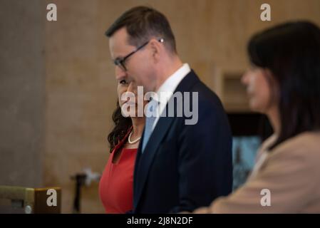 Varsovie, Varsovie, Pologne. 17th mai 2022. Le PM polonais MATEUSZ MORAWIECKI (R) souhaite la bienvenue au Président hongrois KATALIN NOVAK (L) à la Chancellerie du Premier ministre lors de la visite de Mme Novak en Pologne le 17 mai 2022 à Varsovie, en Pologne. (Image de crédit : © Aleksander Kalka/ZUMA Press Wire) Banque D'Images