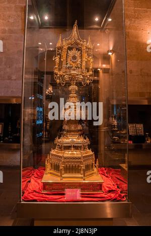 Gros plan de l'offre religieuse en cas transparent à la cathédrale de la Seu Banque D'Images