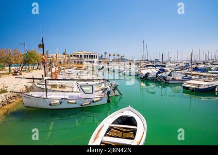 Les voiliers amarrés sur la mer à quai contre ciel bleu clair pendant l'été Banque D'Images