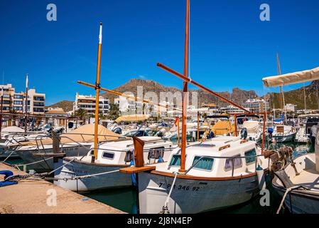 Voiliers et yachts amarrés sur la mer au port dans la ville contre ciel bleu clair Banque D'Images