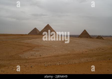 Pyramide de Khafré (lire également comme Khafra, Khefren) ou de Khéphren est le deuxième plus grand et le deuxième plus grand de pyramides de Gizeh et Banque D'Images