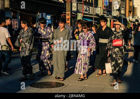 Adolescents vêtus de yukata dans les rues de Tokyo, Asakusa. Banque D'Images