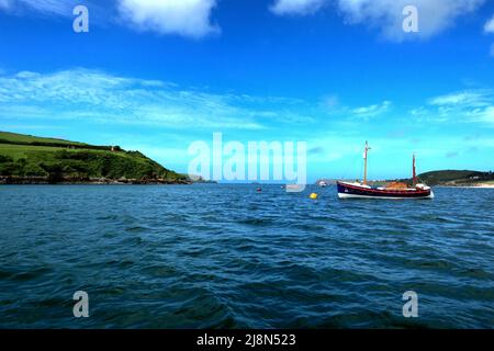 Traversée de l'estuaire de la Camel sur le ferry Black Tor, entre Padstow et Rock, avec un vieux canot de sauvetage à l'amarrage. Banque D'Images