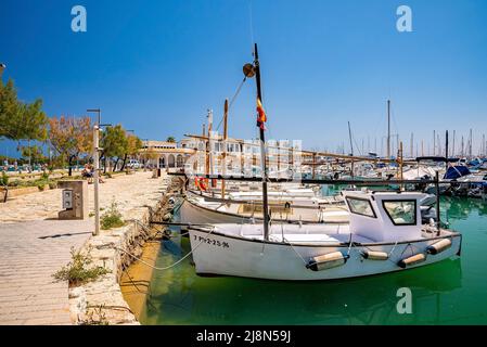 Les voiliers amarrés sur la mer au port de la ville contre le ciel bleu clair pendant l'été Banque D'Images