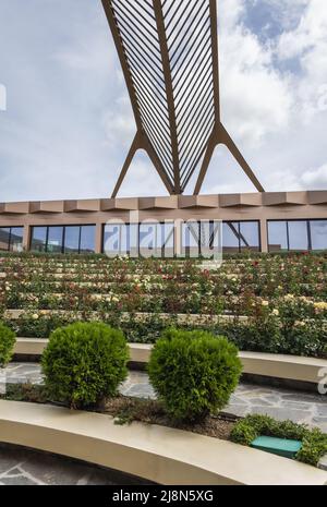 Amphithéâtre rose dans le complexe ethnographique Damascena situé dans le village de Skobelevo dans la vallée de la Rose, en Bulgarie Banque D'Images