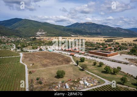 Vue sur les drones du complexe ethnographique Damascena situé dans le village de Skobelevo dans la vallée de la Rose, Bulgarie Banque D'Images