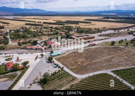 Vue sur les drones du complexe ethnographique Damascena situé dans le village de Skobelevo dans la vallée de la Rose, Bulgarie Banque D'Images