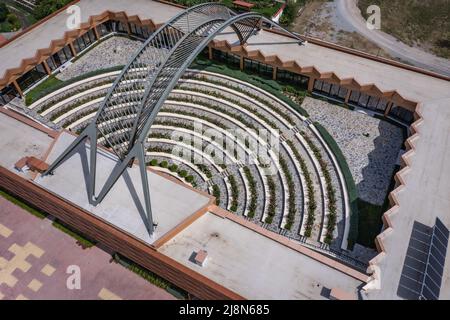 Vue de drone sur l'amphithéâtre rose dans le complexe ethnographique Damascena situé dans le village de Skobelevo dans la vallée de la Rose, Bulgarie Banque D'Images