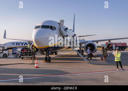 Boeing 737-800 de Ryanair sur l'aéroport Modlin de Varsovie, dans la ville de Moldin, en Pologne Banque D'Images